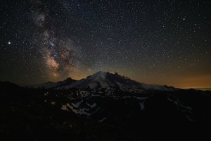 Photo of the milky way about Mount Rainier.