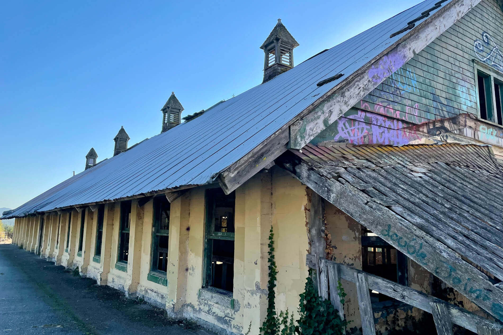 Photo of a dilapidated building on the grounds of the former Northern State Hospital campus.