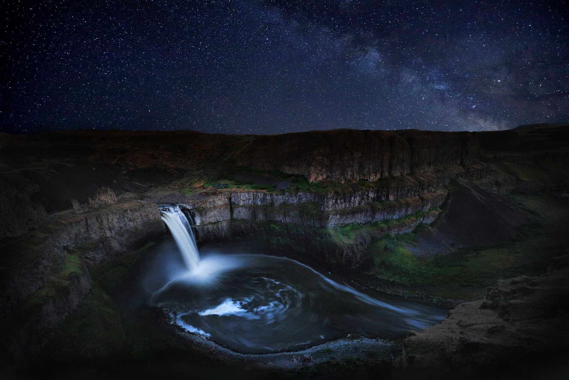 Photo of stargazing in Washington State at Palouse Falls State Park.